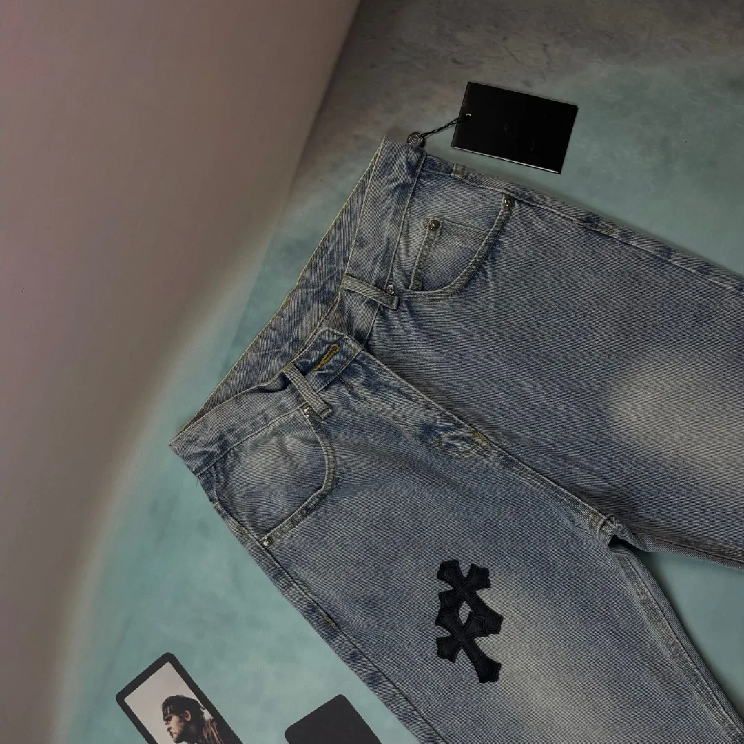 🅿️236 🔘Style No.-KL153 🔘Cro Heart𝐂𝐡𝐫𝐨𝐦𝐞 𝐇𝐞𝐚𝐫𝐭 Classic CH Light Blue Cross Patch Leather Jeans* These Croix Heart Jeans are unique. High-quality denim fabrics are carefully selected and subjected to a special washing process to present retro color and texture, giving it a full texture. The iconic blue cross patch is made of fine cutting technology and carefully sewn on the trousers, making it strong and beautiful. The raw edges of the trousers are carefully distressed by hand, giving them a casual and uninhibited style. When paired with it, it can be paired with a simple solid-color sweatshirt and sneakers to create a casual street style; paired with a black motorcycle jacket and Martin boots to show a cool and punk style; combined with a slim shirt and leather shoes, it can create a yuppie gentleman look and can be easily adapted to various occasions.  Size: S M L XL (28.30.32.34) Color: Light Blue